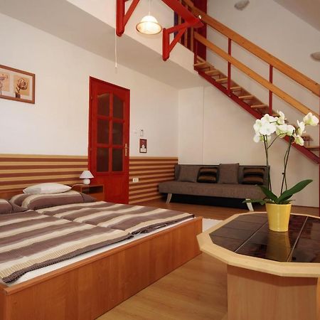 Hellasz Apartman Jula Exterior foto