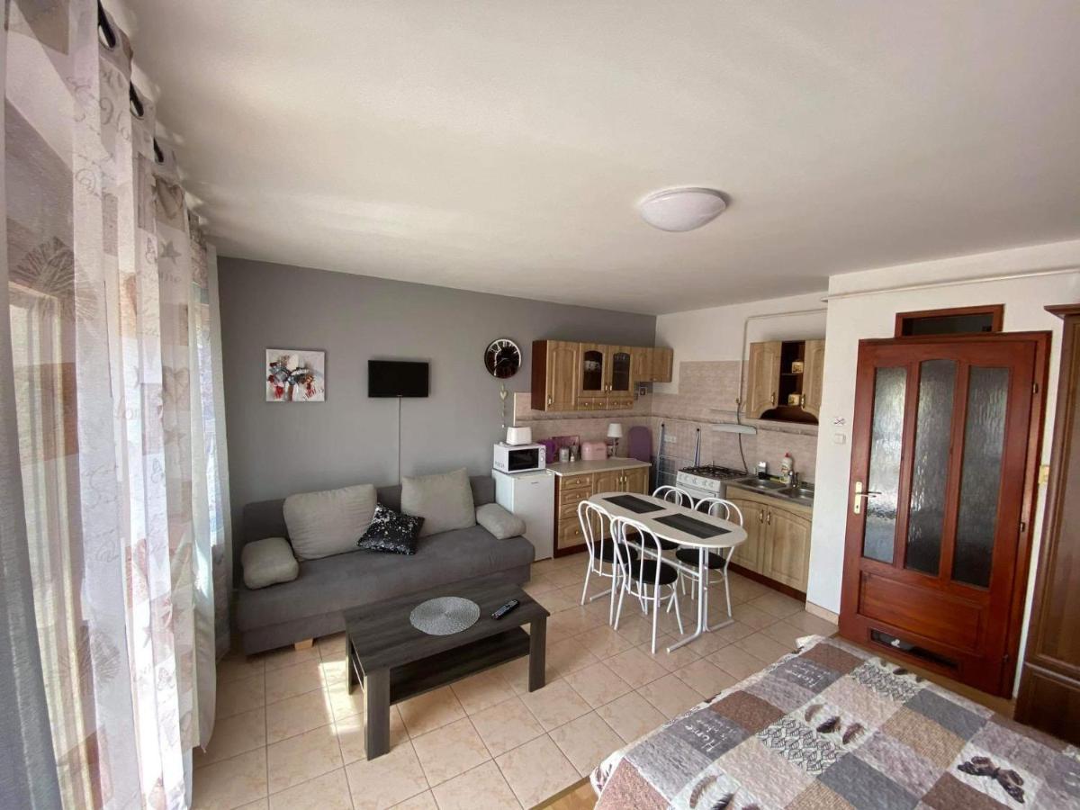 Hellasz Apartman Jula Exterior foto