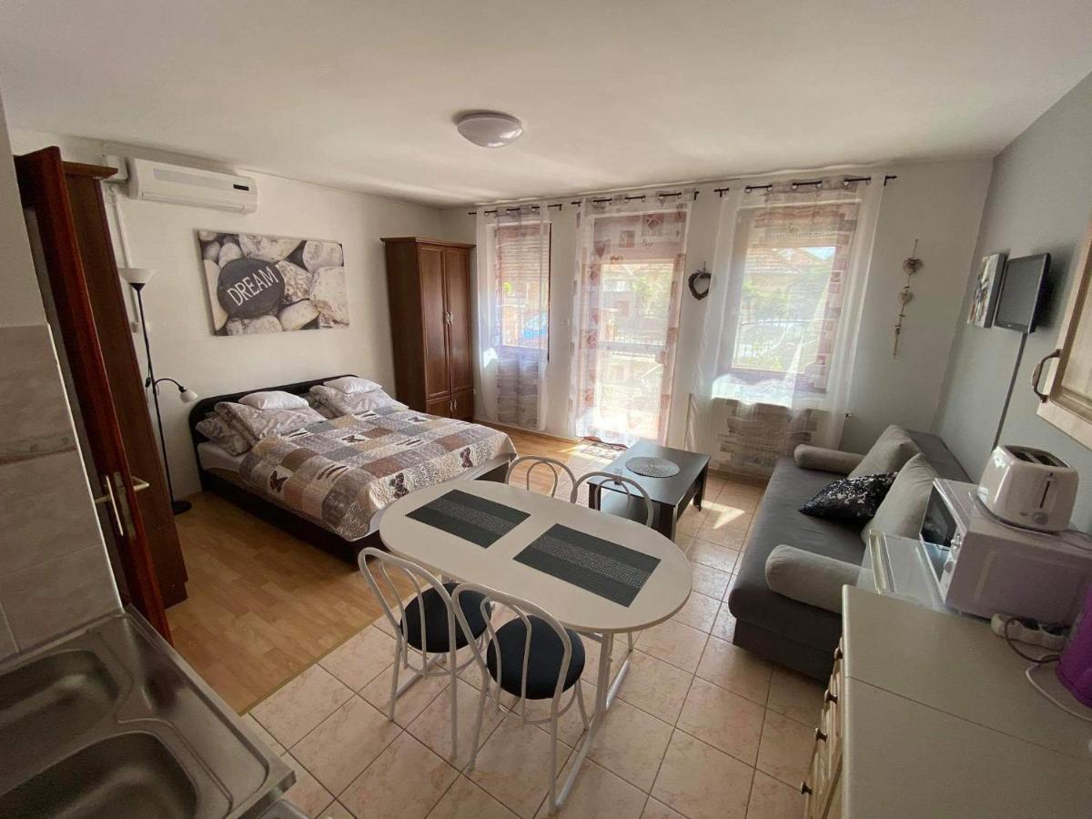 Hellasz Apartman Jula Exterior foto