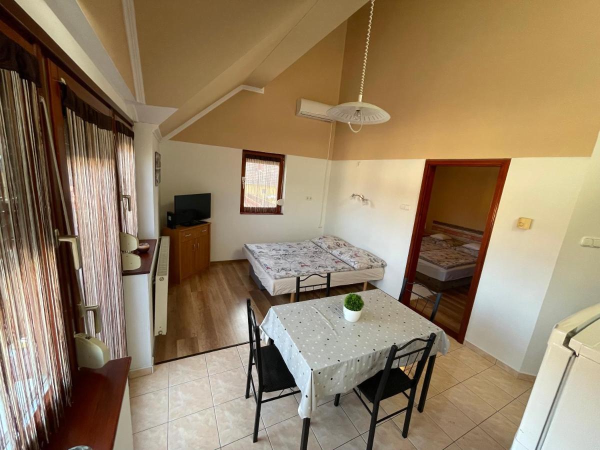 Hellasz Apartman Jula Exterior foto