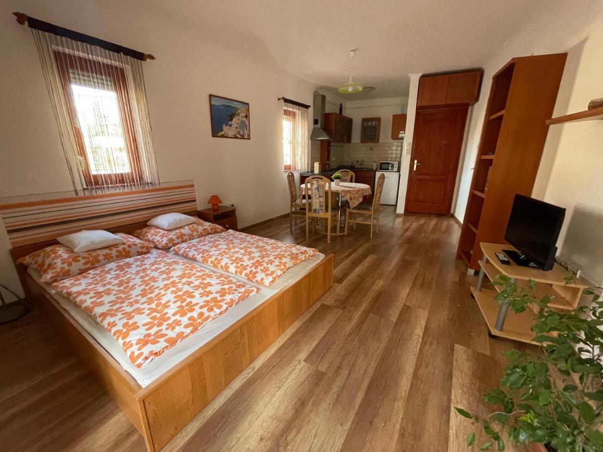Hellasz Apartman Jula Exterior foto