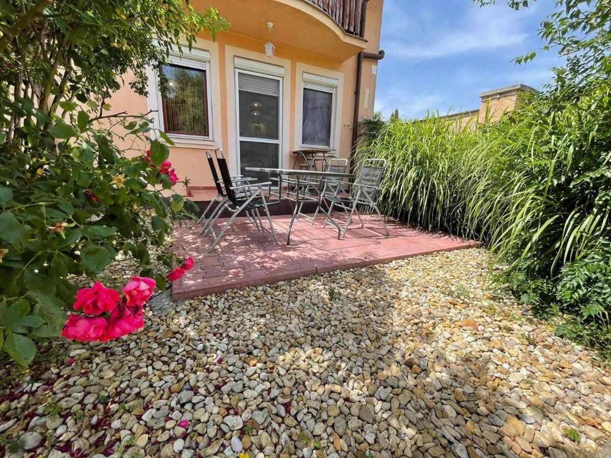 Hellasz Apartman Jula Exterior foto