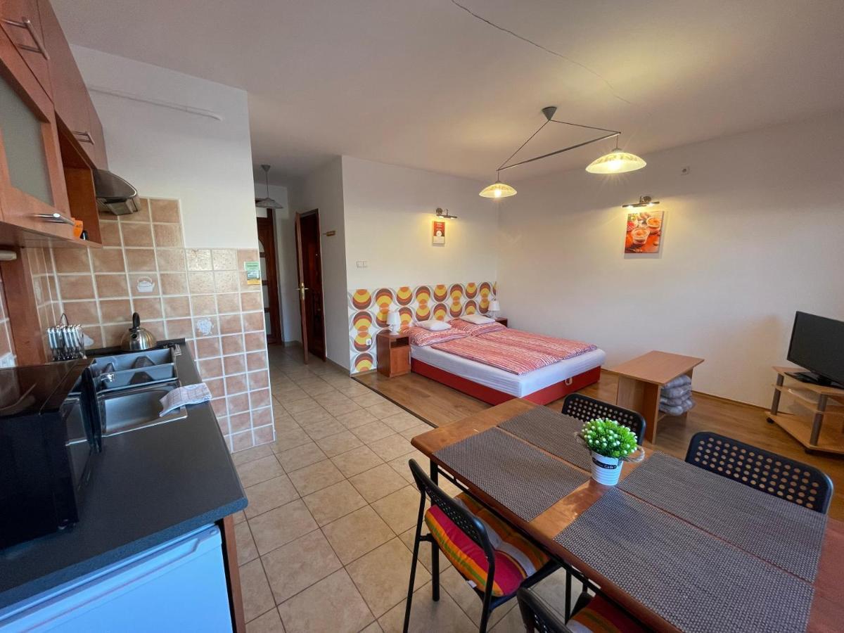 Hellasz Apartman Jula Exterior foto