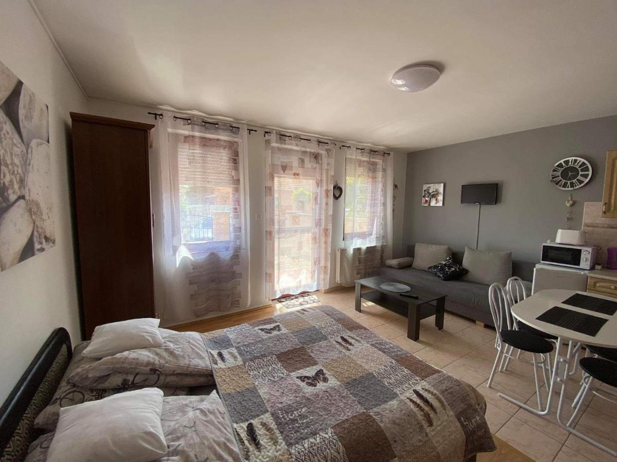 Hellasz Apartman Jula Exterior foto