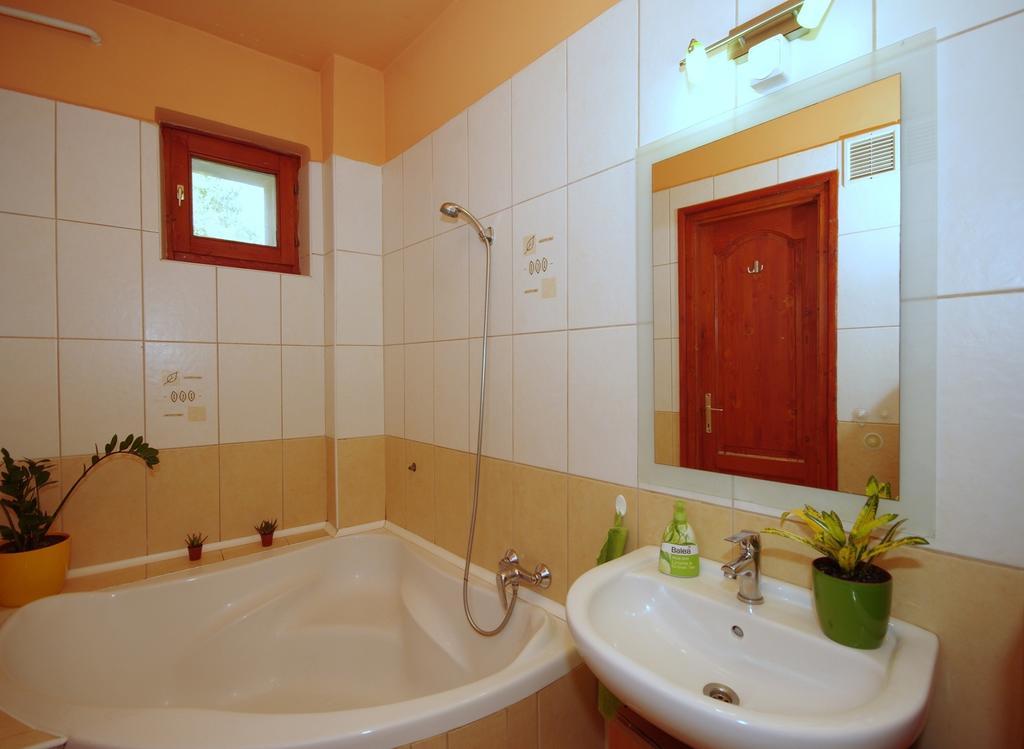 Hellasz Apartman Jula Cameră foto