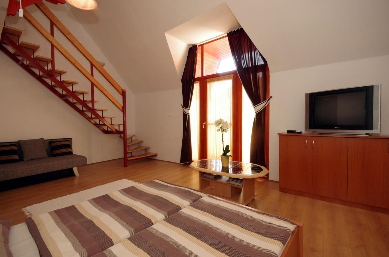 Hellasz Apartman Jula Exterior foto